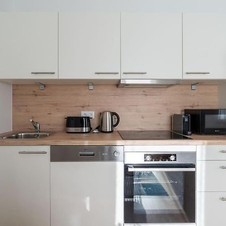 Hm • Sleek 1Br Home With Balcony Виена Екстериор снимка