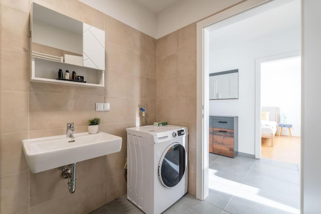 Hm • Sleek 1Br Home With Balcony Виена Екстериор снимка