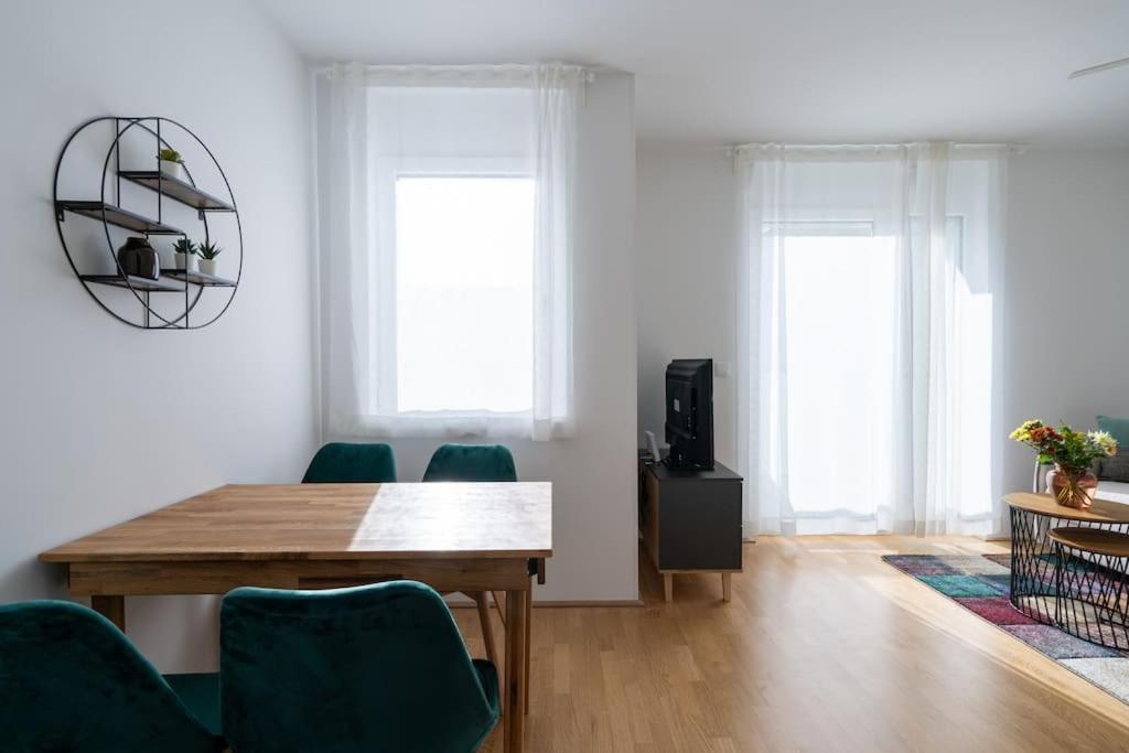 Hm • Sleek 1Br Home With Balcony Виена Екстериор снимка