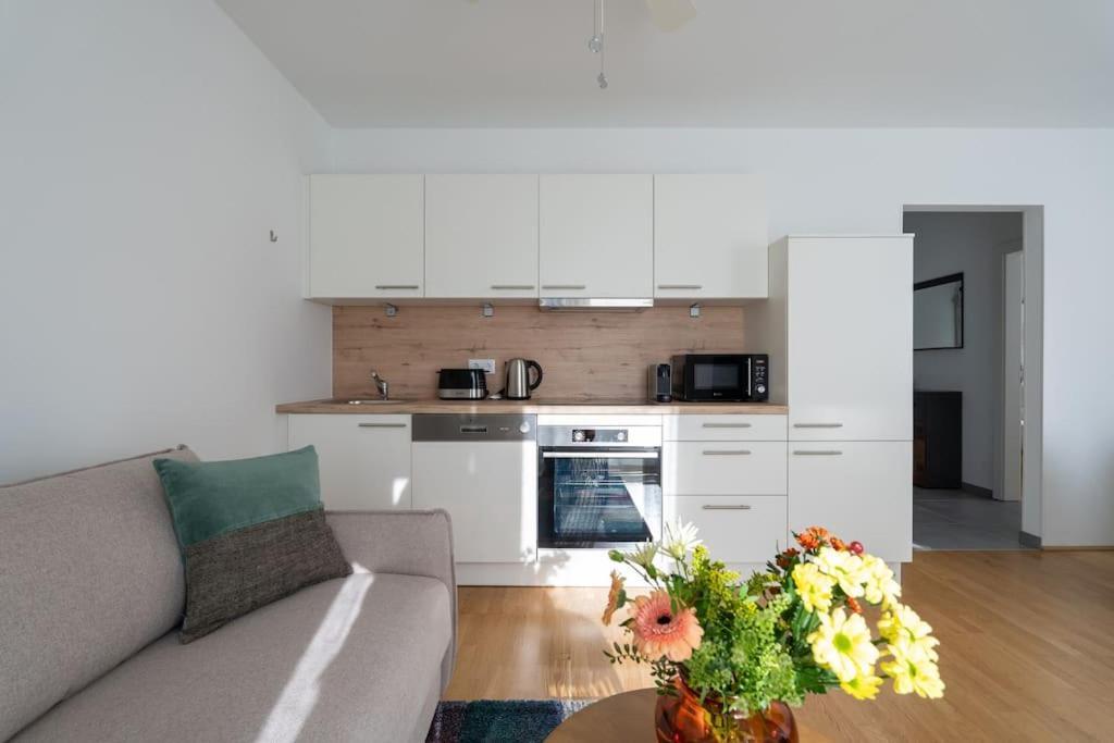 Hm • Sleek 1Br Home With Balcony Виена Екстериор снимка