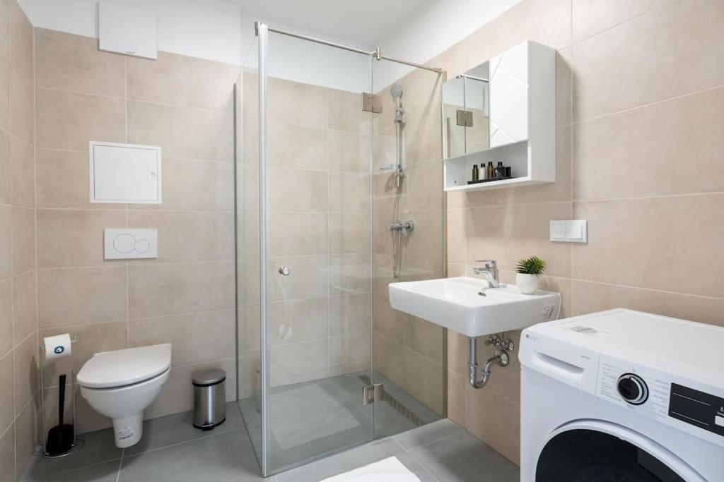 Hm • Sleek 1Br Home With Balcony Виена Екстериор снимка