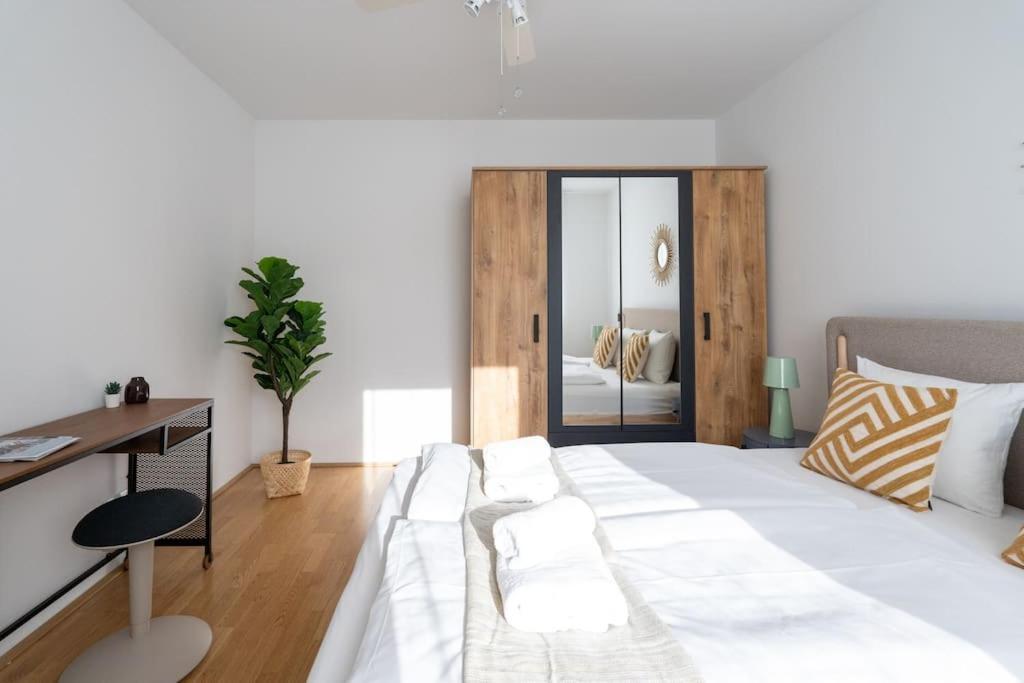 Hm • Sleek 1Br Home With Balcony Виена Екстериор снимка