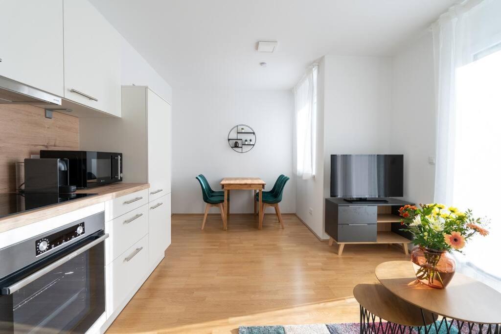 Hm • Sleek 1Br Home With Balcony Виена Екстериор снимка
