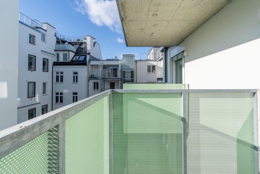 Hm • Sleek 1Br Home With Balcony Виена Екстериор снимка