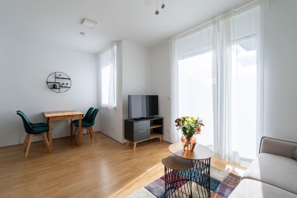 Hm • Sleek 1Br Home With Balcony Виена Екстериор снимка